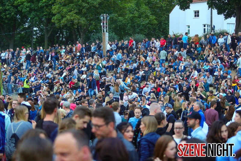 Breminale 2026 - Publikum sitzt auf dem Deich