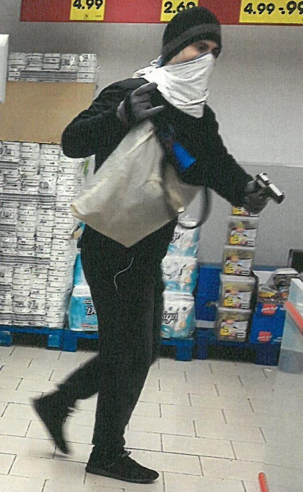 pol hb nr 0005 fahndungsaufruf polizei fahndet mit fotos nach raeuber