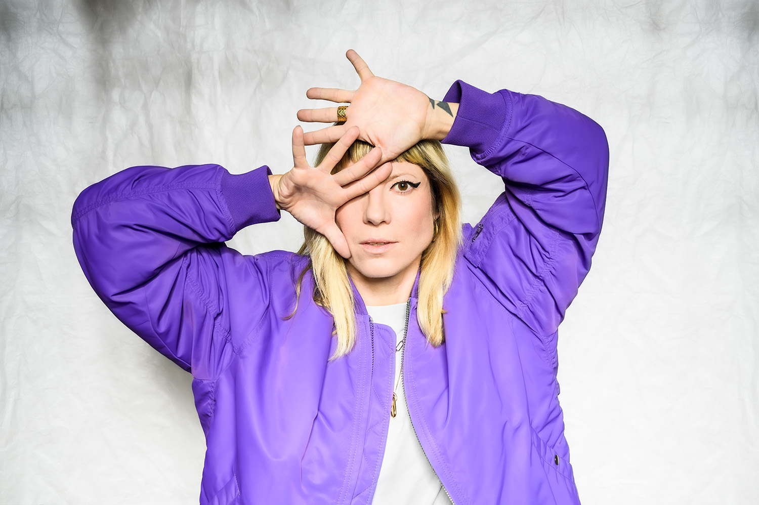 Mieze Katz veröffentlicht Debütalbum über Empowerment und Gemeinschaft