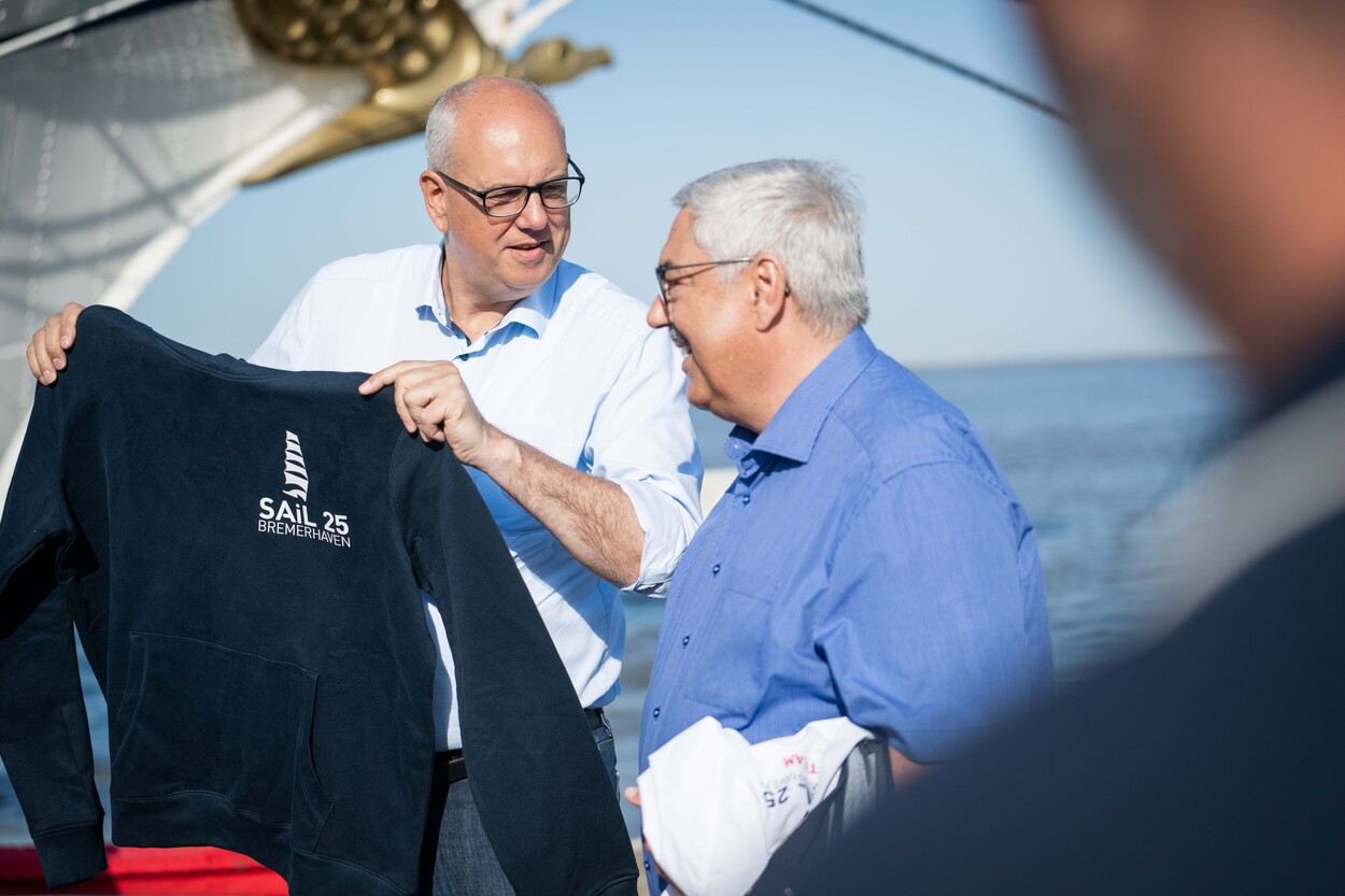 Sail-in zur Sail 2025 auf der Gorch Fock. Im Bild: Andreas Bovenschulte (links) und Melf Grantz.
