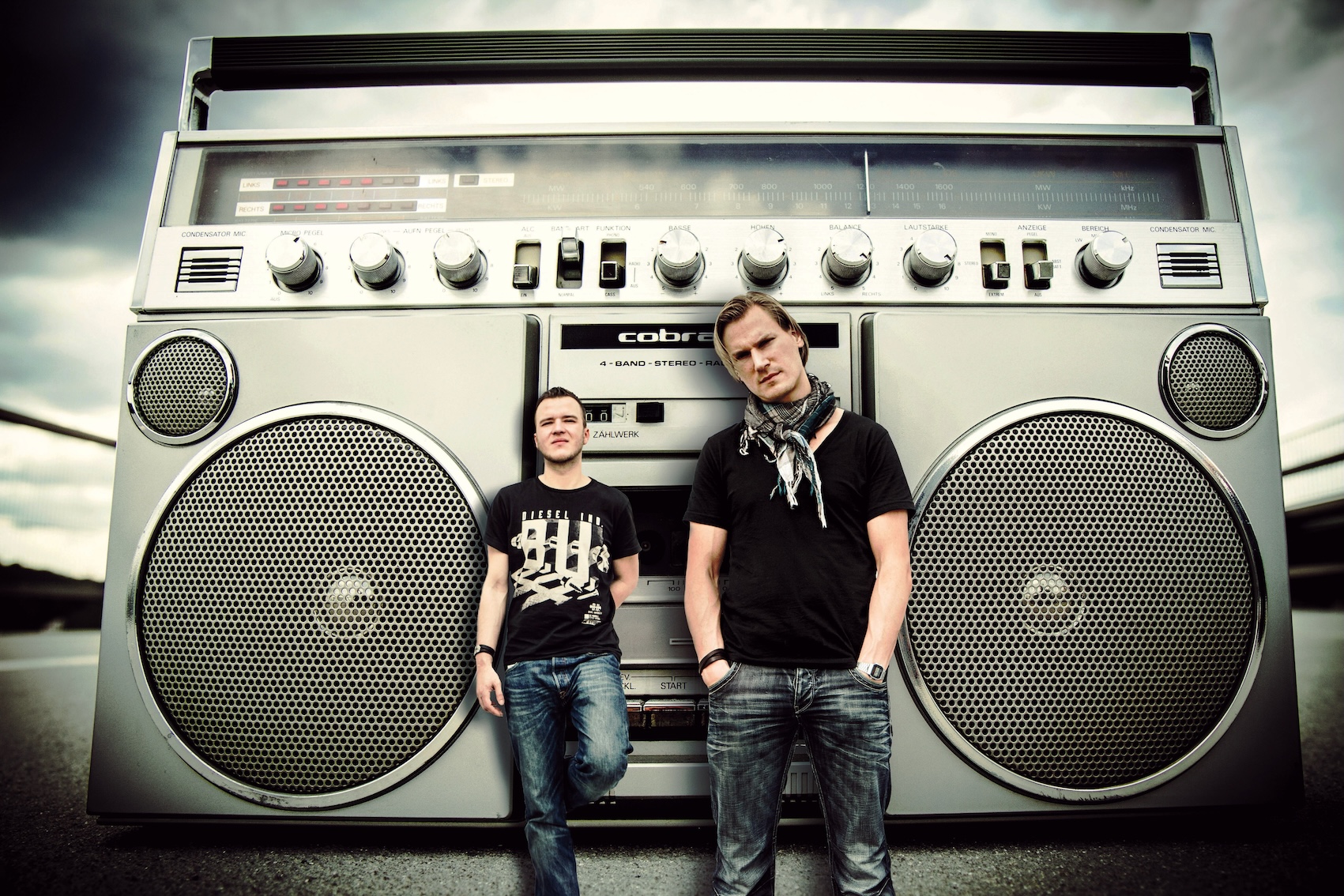 Vier DJs vereinen sich für pure Partyenergie auf Tanzfläche