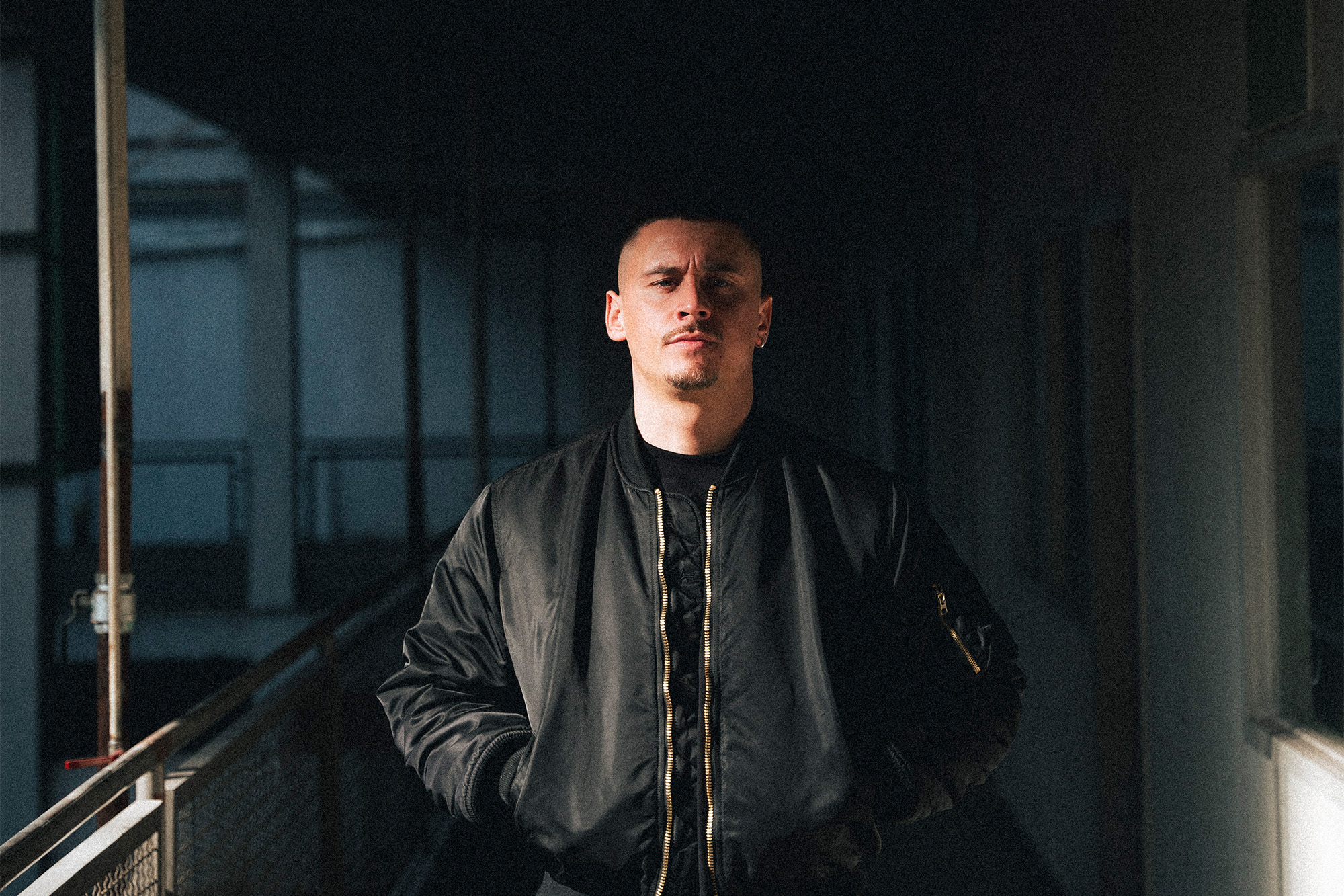 Disarstar kritisiert Gesellschaft mit neuer Single „Großraumbüro“