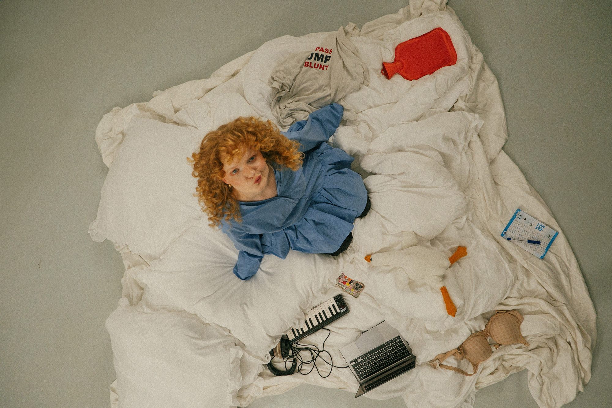 Emma Rose kombiniert Humor, Haltung und Pop in Männergrippe