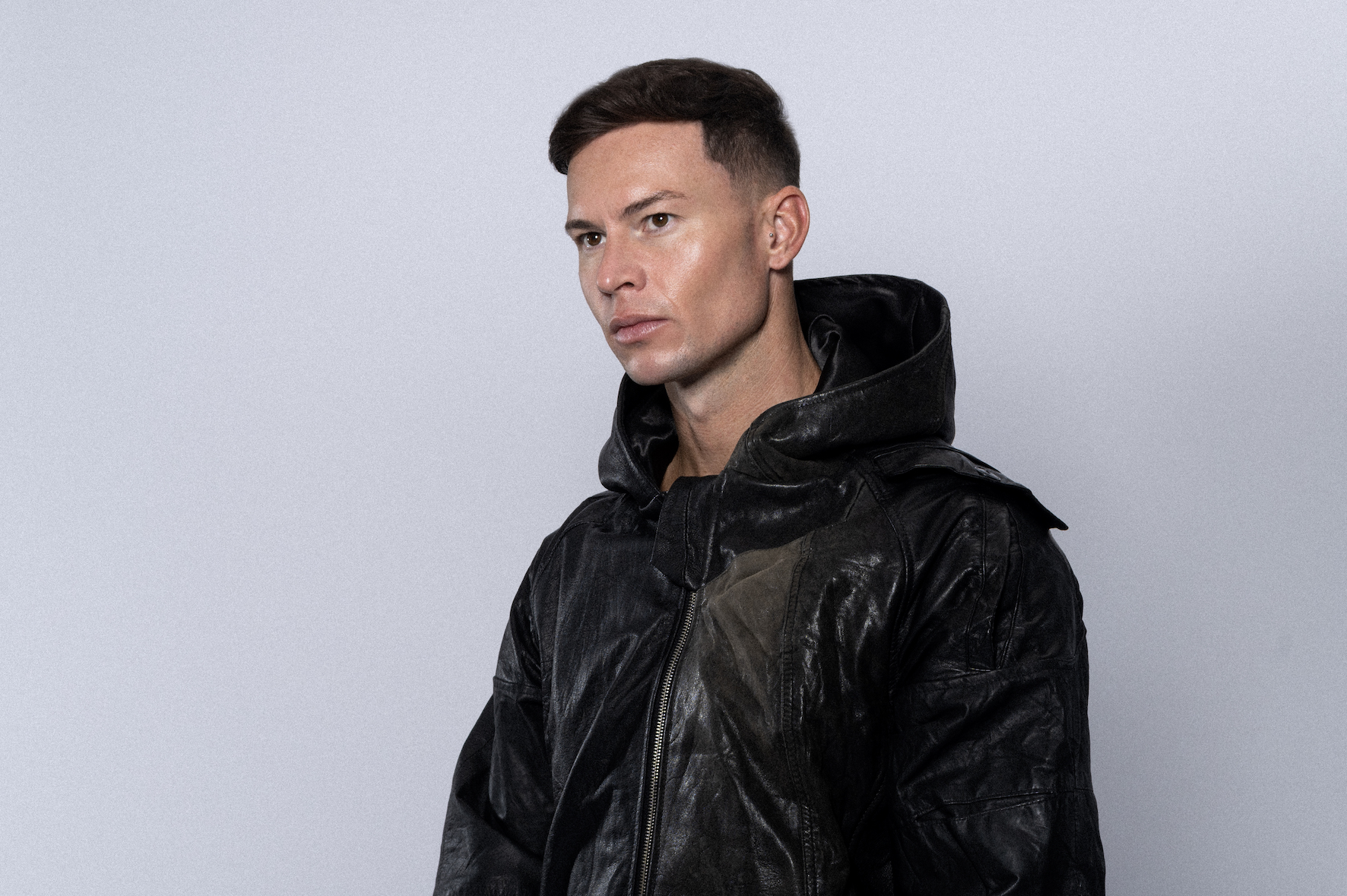 JOEL CORRY startet 2026 mit energiegeladenem Club-Track Stuck In A Loop