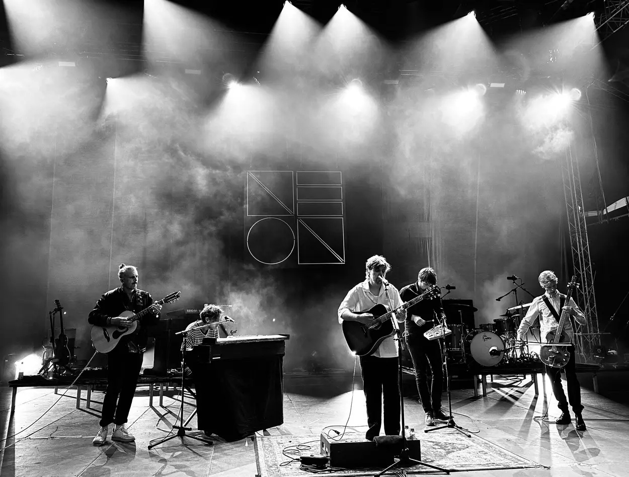 Philipp Poisels „Postkarte“ verbindet Erinnerung, Freiheit und Nostalgie