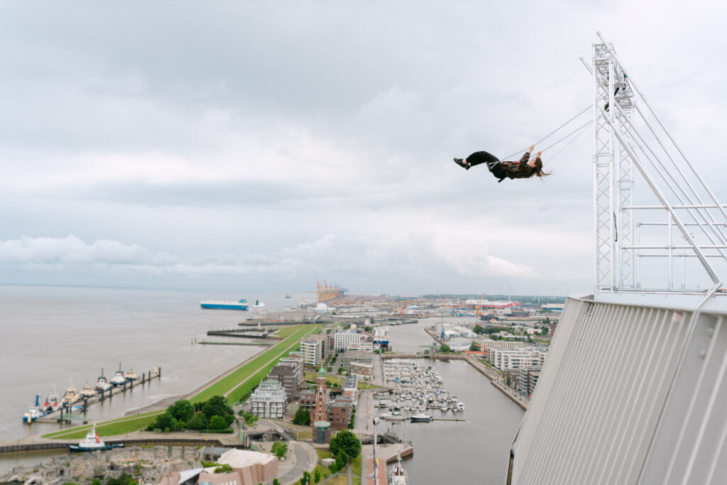High Swing Bremerhaven: Schaukeln in 86 m Höhe über den Havenwelten