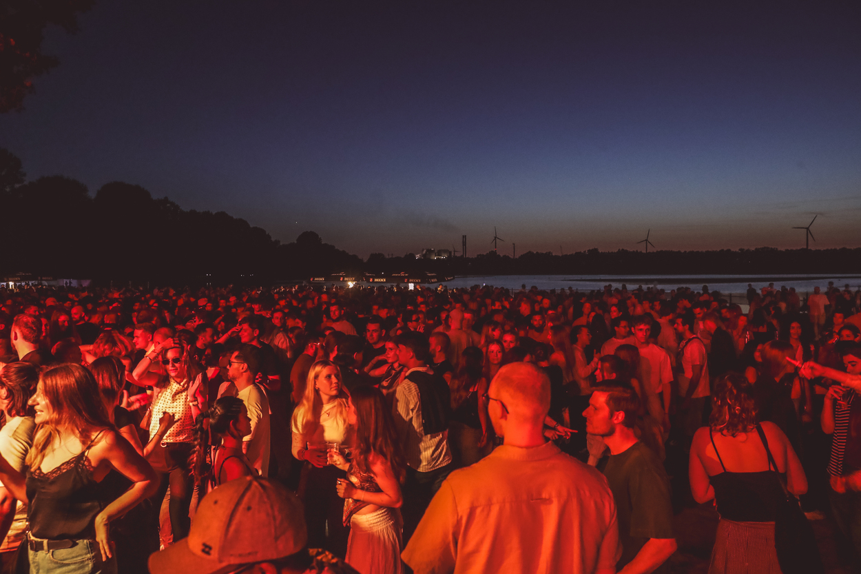 UNI NACHT Summer Open Air 2026 Tausende feiern die größte Sommerparty am Unisee