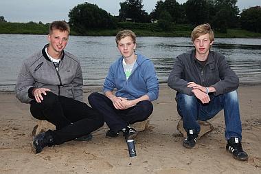 Till Knutzen, Julien Block und Jannik Berkhan mit einer Dose Weserwasser